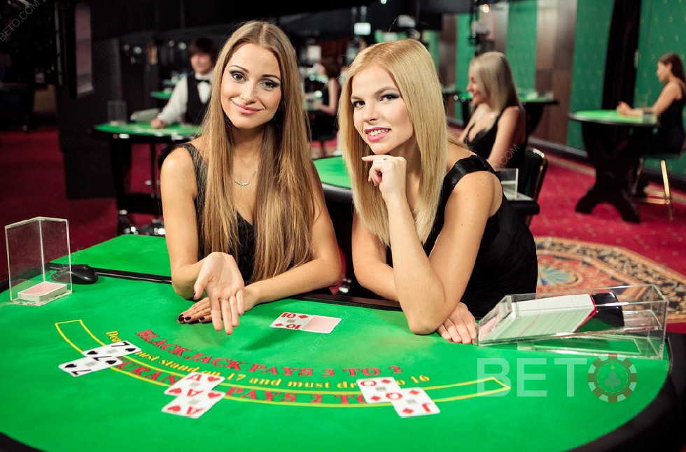 วงล้อรูเล็ตและโต๊ะเดิมพันในห้องคาสิโนสด